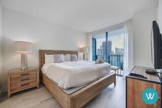 121 NE 34th St in Miami, FL - Building Photo - Building Photo