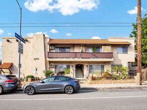 10743 Palms Blvd., in Los Angeles, CA - Foto de edificio - Building Photo