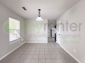 323 Cavazos St in Edinburg, TX - Building Photo - Building Photo