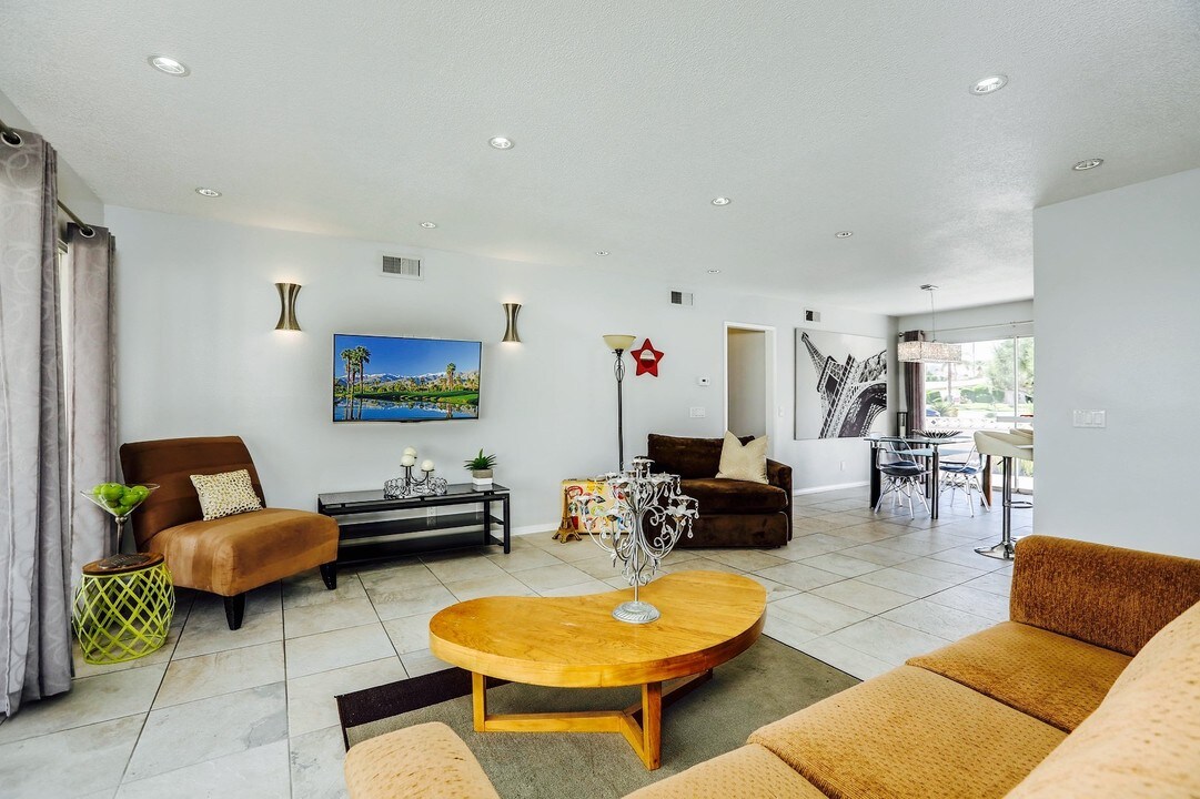 2210 S Calle Palo Fierro, Unit B in Palm Springs, CA - Building Photo