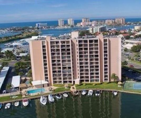 51 Island Way in Clearwater, FL - Building Photo