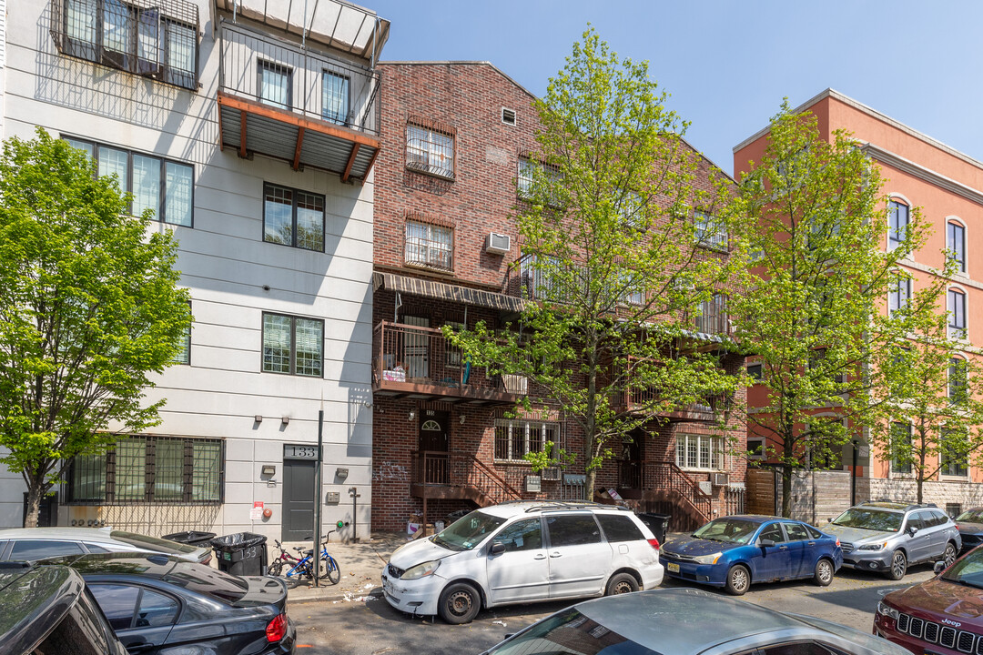 135 Taaffe Pl in Brooklyn, NY - Building Photo