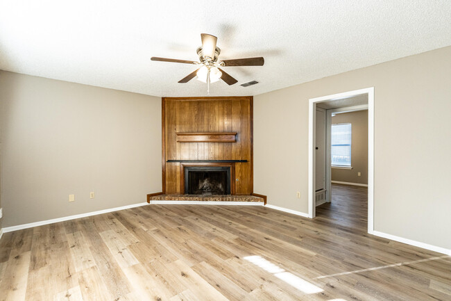 7406 Waco Ave in Lubbock, TX - Foto de edificio - Building Photo