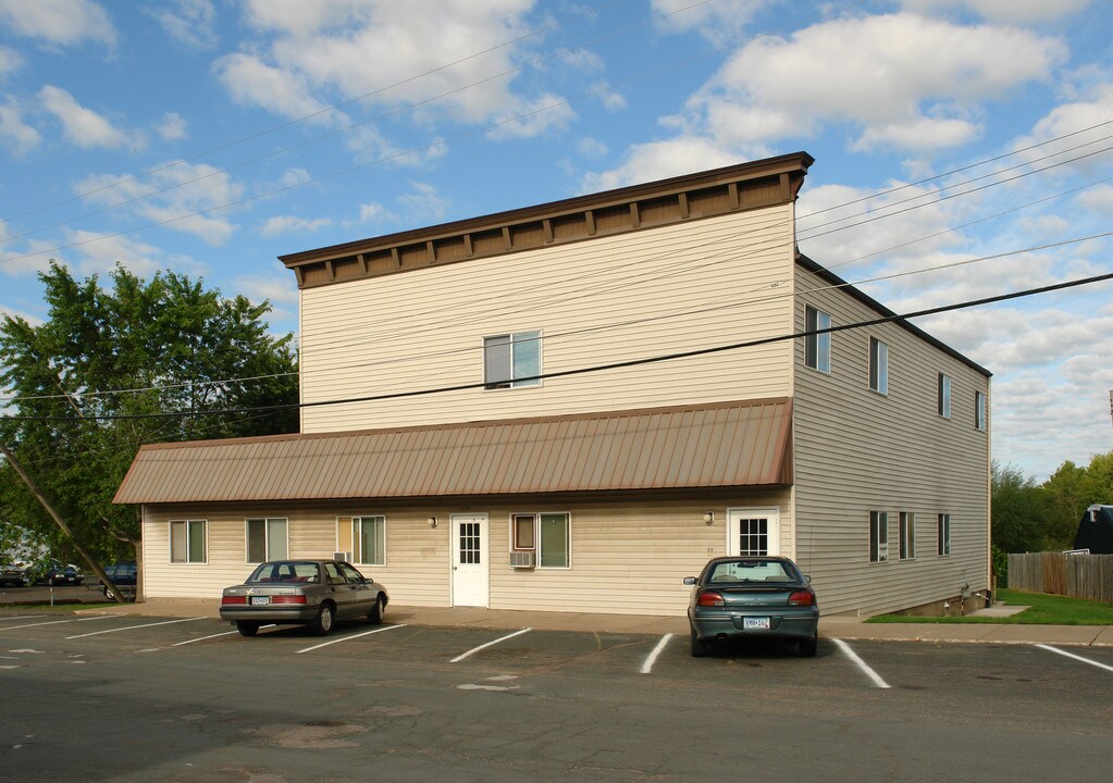 30200 Redwing Ave in Shafer, MN - Building Photo