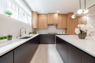 116 Columbia St in Brookline, MA - Building Photo - Interior Photo