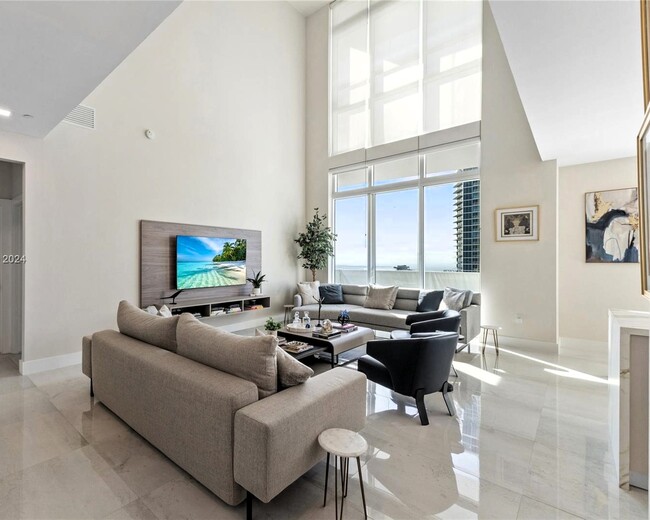 950 Brickell Bay Dr, Unit 5507 in Miami, FL - Foto de edificio - Building Photo