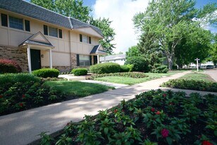 The Groves Apartments and Townhomes in Florissant, MO - Building Photo