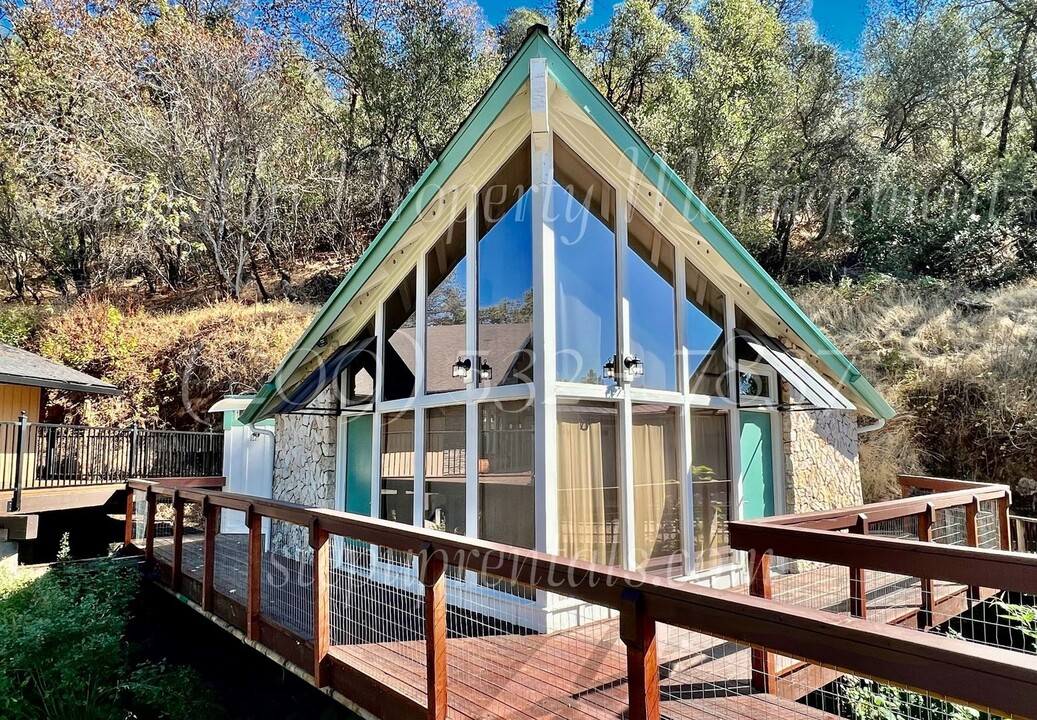 243 W Stockton Rd in Sonora, CA - Building Photo