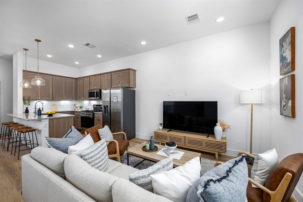 1570 W Tidwell Rd in Houston, TX - Building Photo
