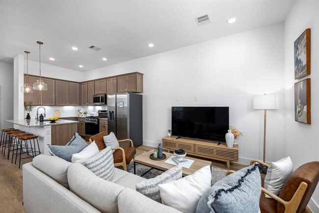 property at 1570 W Tidwell Rd