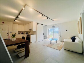 240 Collins Ave in Miami Beach, FL - Building Photo - Building Photo