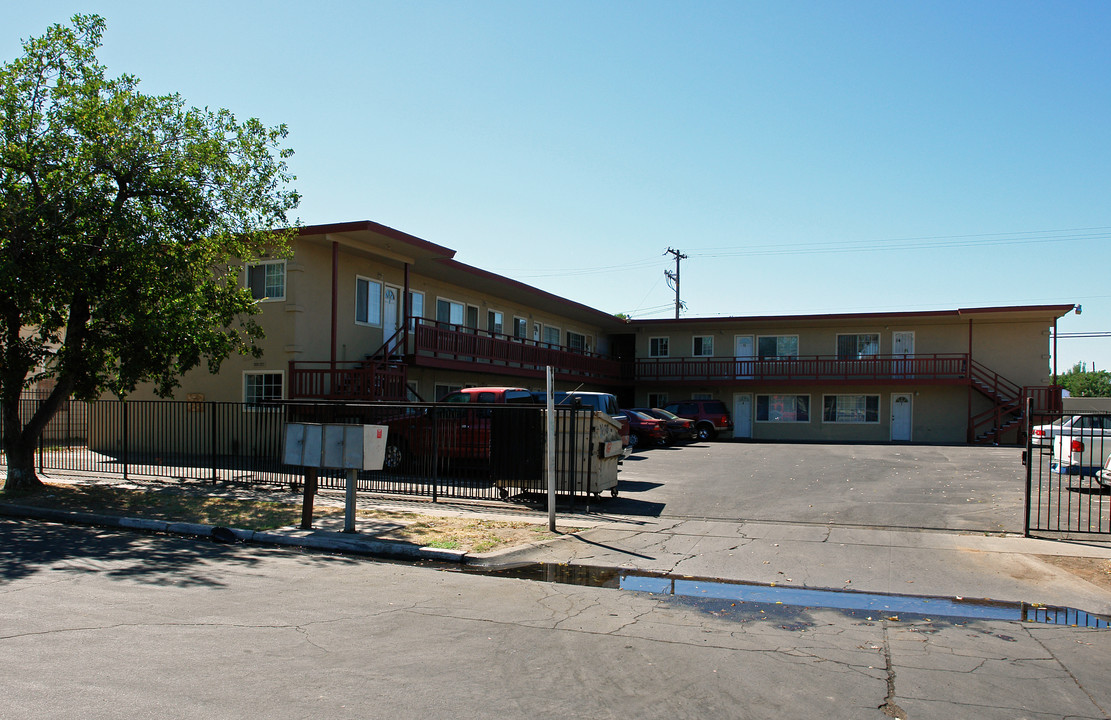 4616 E Mono St in Fresno, CA - Building Photo