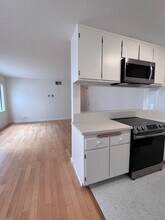 11639 Chenault St, Unit 403 in Los Angeles, CA - Foto de edificio - Building Photo