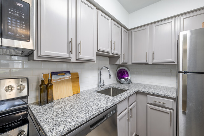 Woodmere Trace Apartment Homes in Norfolk, VA - Building Photo - Interior Photo