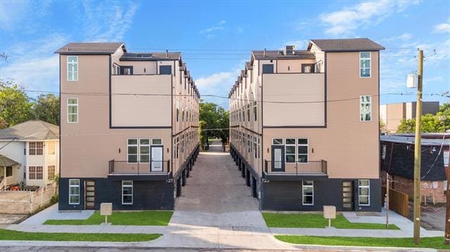 property at 727 W 10th St