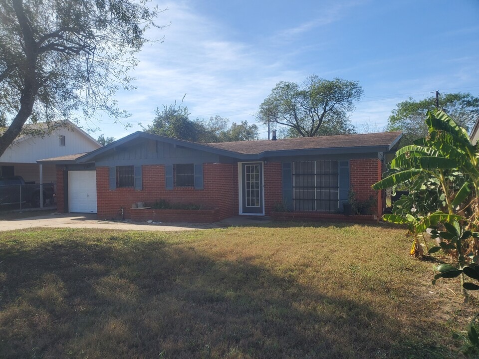 1705 Brownfield Rd in Brownsville, TX - Building Photo