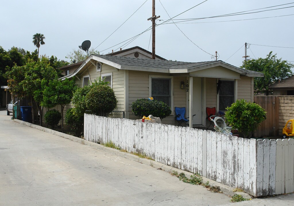 102 W Ramona St in Ventura, CA - Building Photo