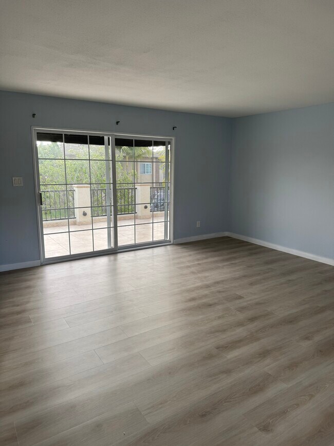 302 Portland Cir, Unit 302 Portland in Huntington Beach, CA - Building Photo - Building Photo