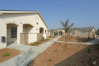 102 N Fowler Ave in Clovis, CA - Building Photo - Building Photo