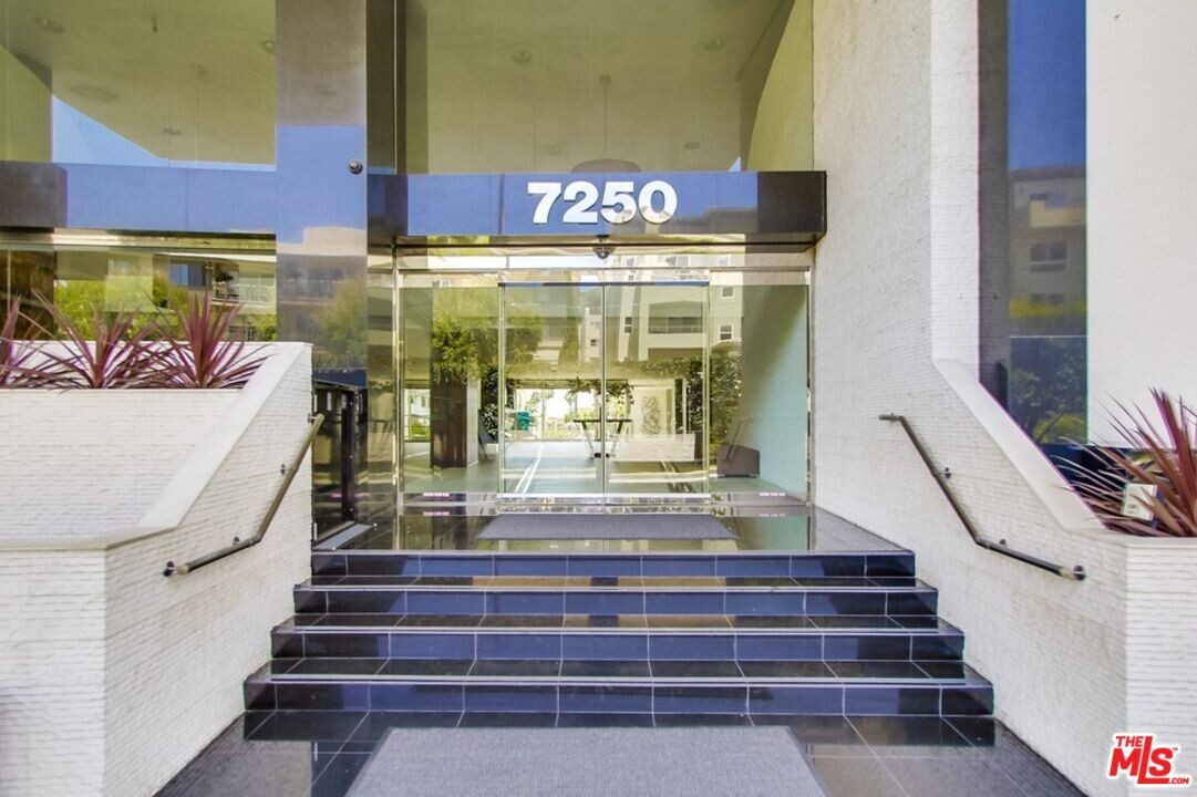 7250 Franklin Ave in Los Angeles, CA - Foto de edificio