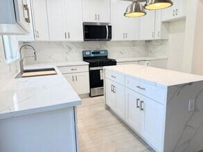 8136 Constantine Dr in Huntington Beach, CA - Building Photo - Building Photo