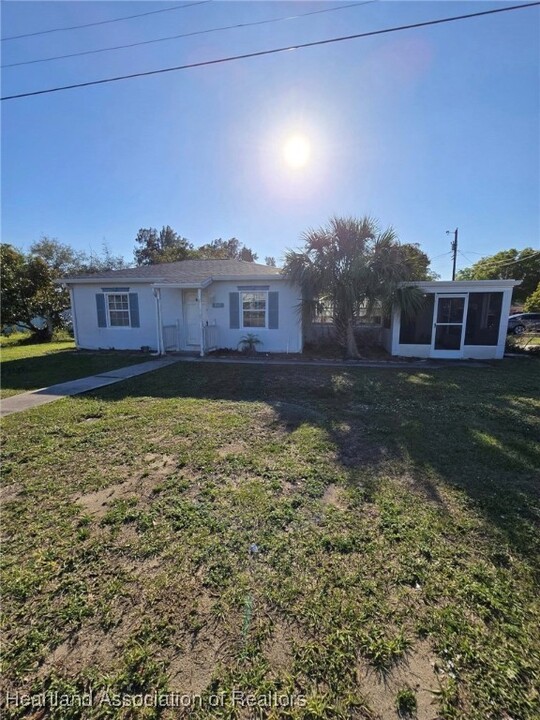 807 Persimmon Ave in Sebring, FL - Building Photo