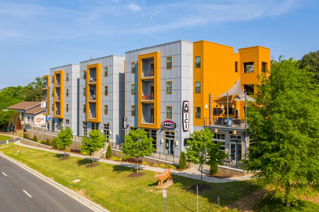 Live Steps From Campus at Plaza One89! in Clemson, SC - Foto de edificio - Building Photo