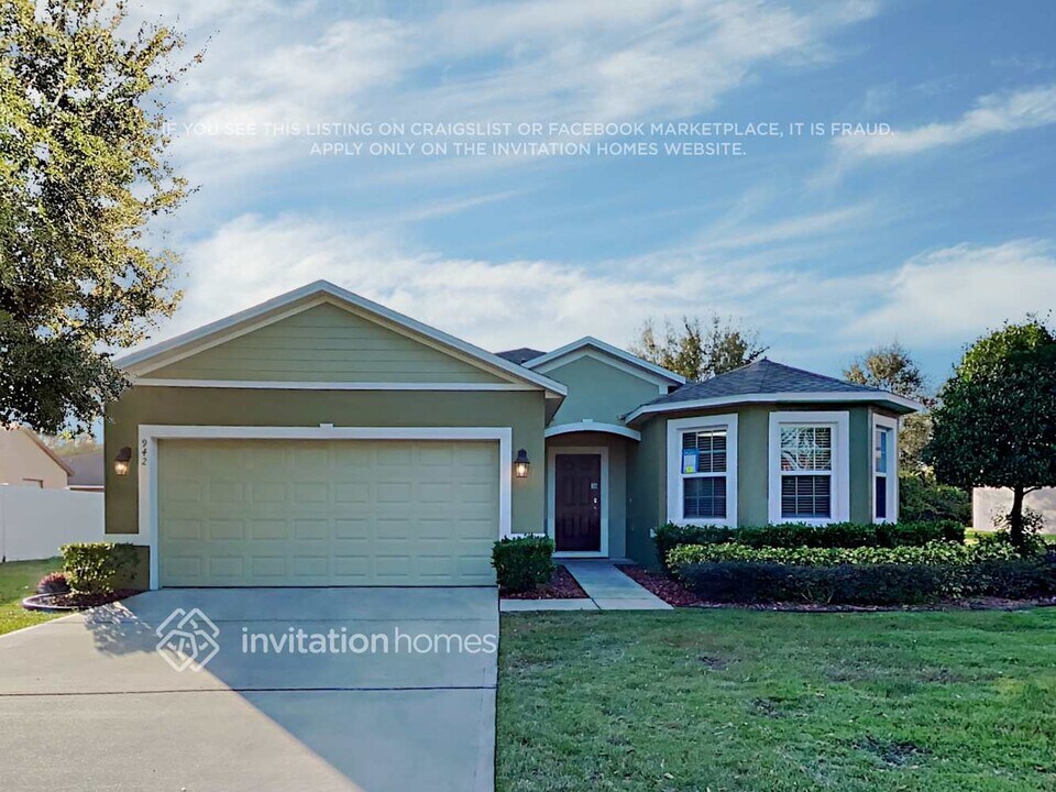 942 Grapewood St in Deltona, FL - Foto de edificio