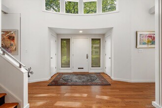 16 Polo Field Ln in Lake Success, NY - Building Photo - Building Photo