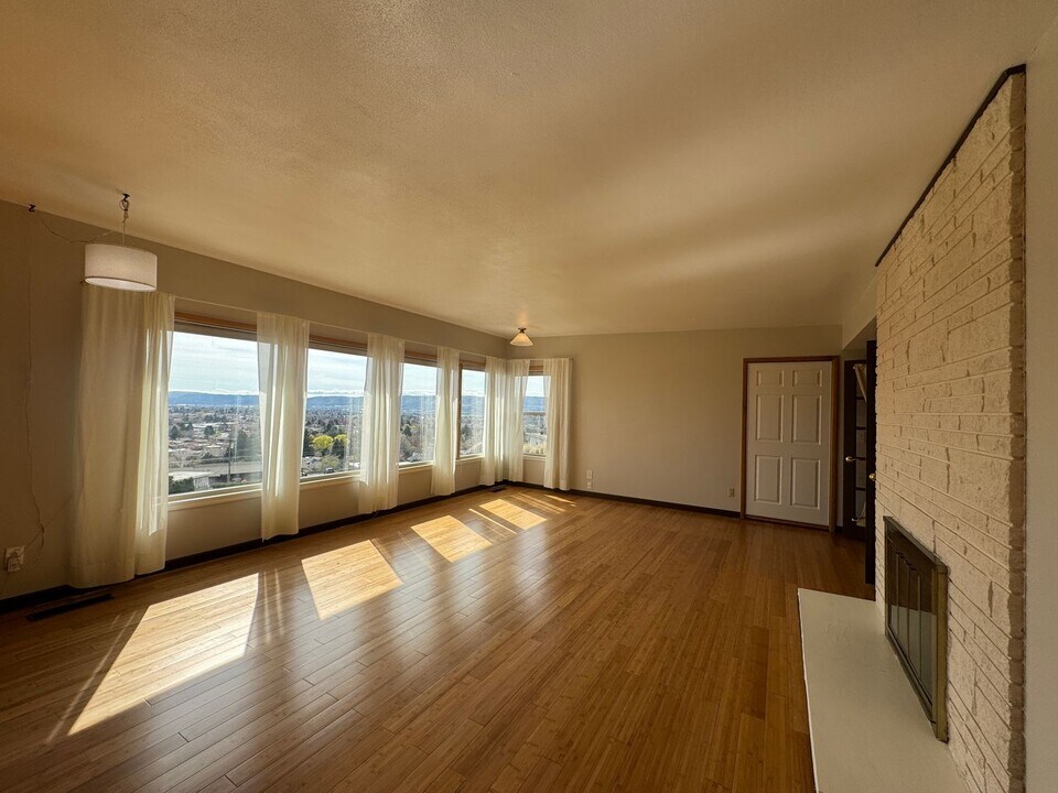 806 Hill Dr in Yakima, WA - Building Photo