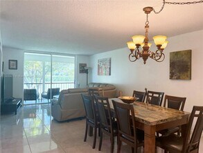 9820 S Hollybrook Lake Dr in Pembroke Pines, FL - Building Photo - Building Photo