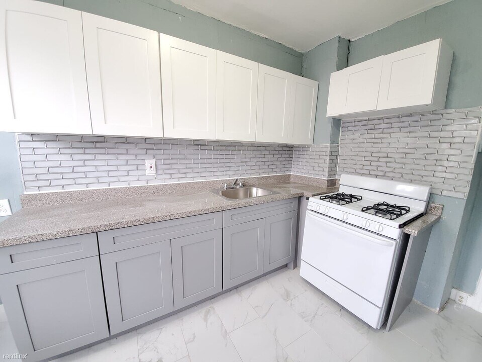 45 Treacy Ave in Newark, NJ - Building Photo