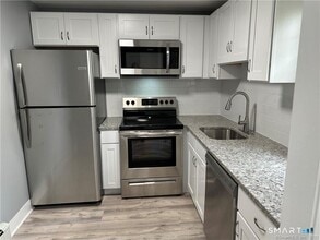 12 Brewster Rd in Glastonbury, CT - Building Photo - Building Photo