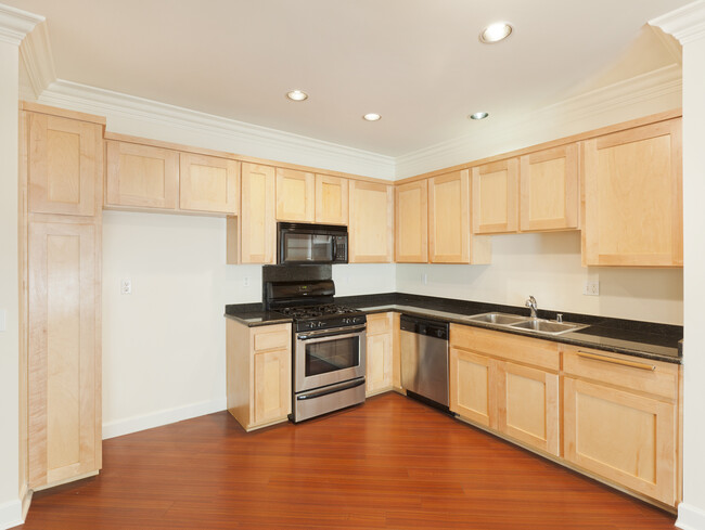 4443 Moorpark Way, Unit 401 in Los Angeles, CA - Building Photo - Building Photo