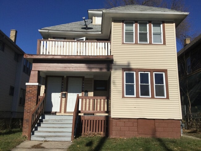 3730-3732-3732 W Roberts St in Milwaukee, WI - Building Photo - Building Photo