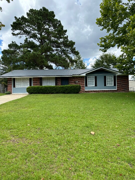 2211 Shannondoah Dr in Dothan, AL - Building Photo