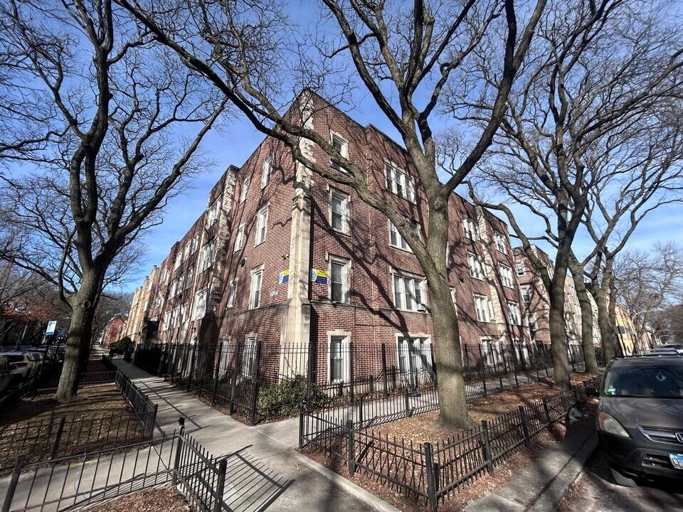 2006 W Jarvis Ave in Chicago, IL - Building Photo