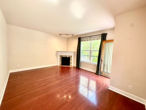 7045 Delridge Wy SW in Seattle, WA - Foto de edificio - Building Photo