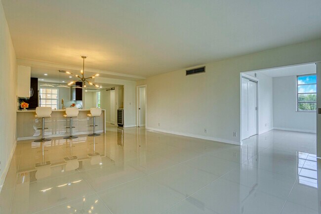 535 Oaks Dr in Pompano Beach, FL - Building Photo - Building Photo
