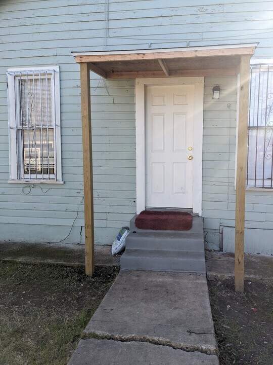 551 E Southcross Blvd in San Antonio, TX - Foto de edificio