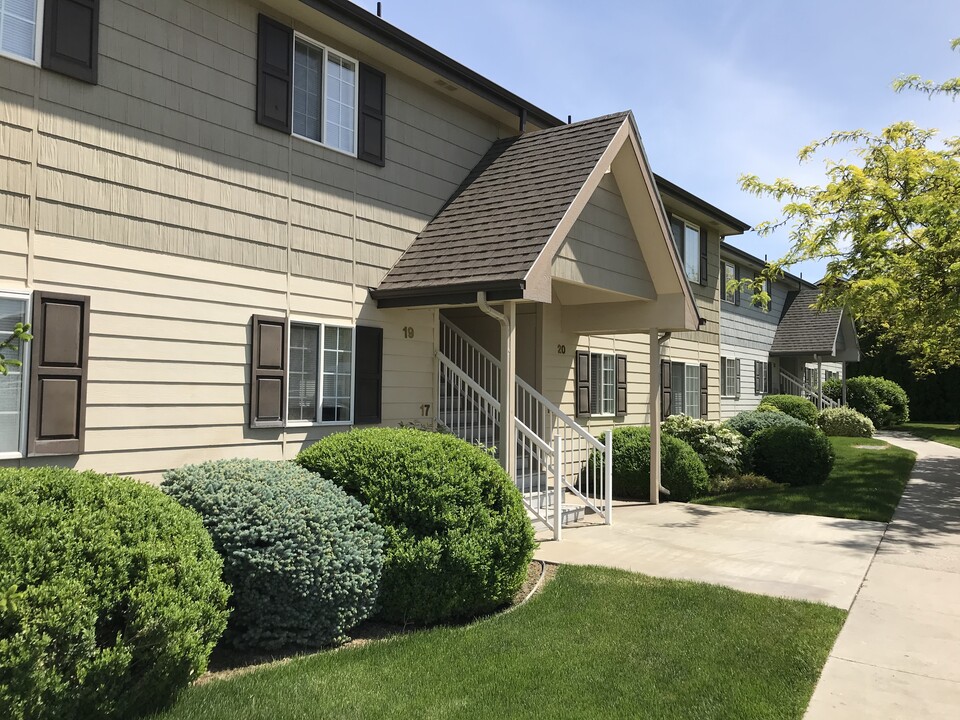 5104 W Nob Hill Blvd in Yakima, WA - Building Photo