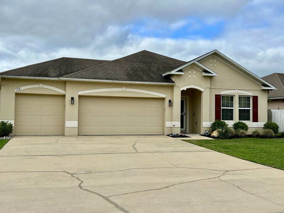 135 Cedar Cir Dr in Kingsland, GA - Building Photo