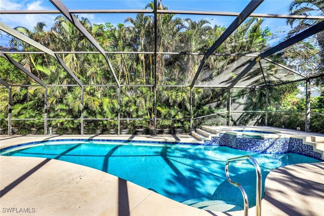 739 7th Ave N in Naples, FL - Foto de edificio
