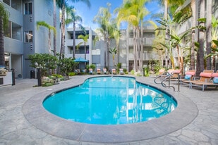 Candlewood North in Northridge, CA - Building Photo