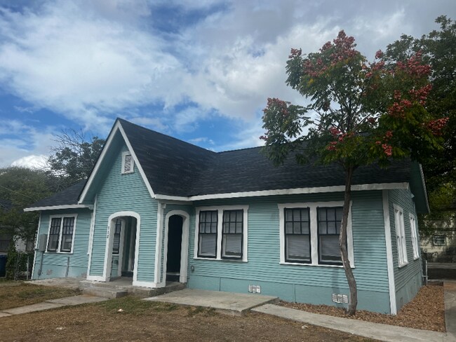 715 W Hollywood Ave in San Antonio, TX - Building Photo - Building Photo