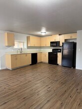 8792 Umatilla St NE in Salem, OR - Foto de edificio - Building Photo