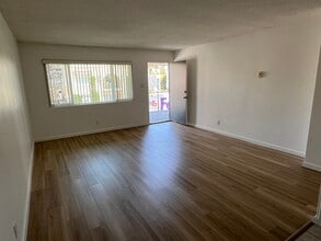 1172 E 1st St, Unit 1174 in Long Beach, CA - Foto de edificio - Building Photo