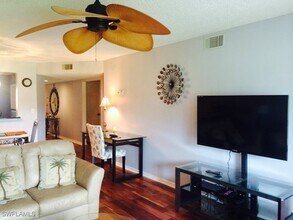 717 Landover Cir in Naples, FL - Foto de edificio - Building Photo