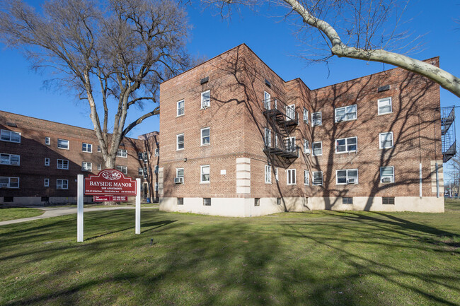 Bayside Manor Park Apartments in Flushing, NY - Foto de edificio - Building Photo