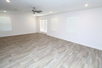 7818 Lakeside Oaks Dr in Bellview, FL - Building Photo - Building Photo